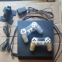 PLAYSTATION 4 Plus 2 CONTROLLERS 