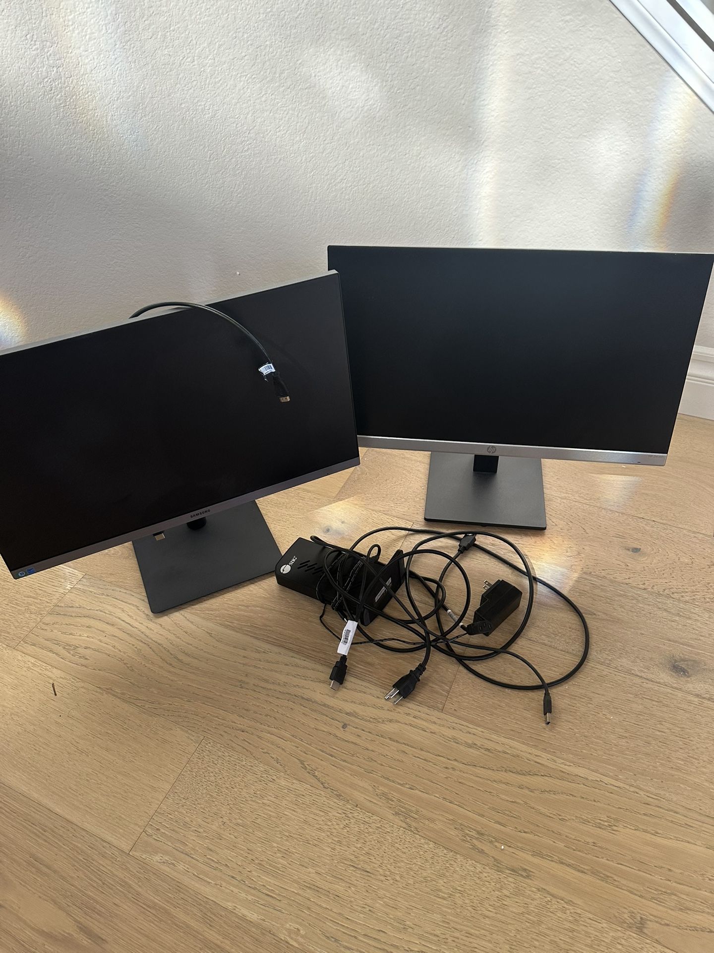 2 24 Inch Monitors And Docking Station