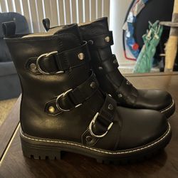 BOOTS 6.5 Women’s 