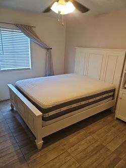 Que.\nEn bed and mattresses.