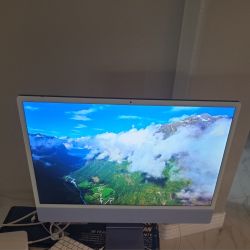 Apple iMac 24" (2021) – M1 Chip 8-Core CPU / 8-Core GPU – 8GB RAM – 256GB SSD with mouse & keyboard