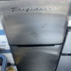 Super Clean 20”x”x21 Frigidaire Mini Fridge Freezer