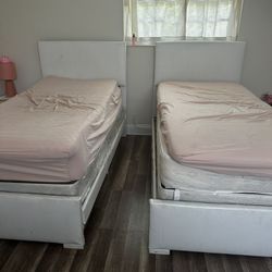 two twins bed with box and mattress 