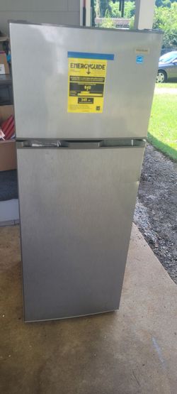 Frigidaire Top-Freezer Refrigerator Stainless Look