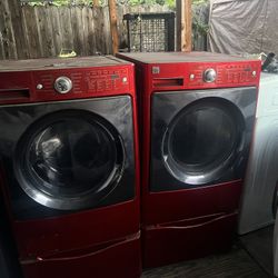 Kenmore Elite gas washer and dryer with a three-month warranty in good condition. Free delivery in the Oakland area. Outside the Oakland area, a small