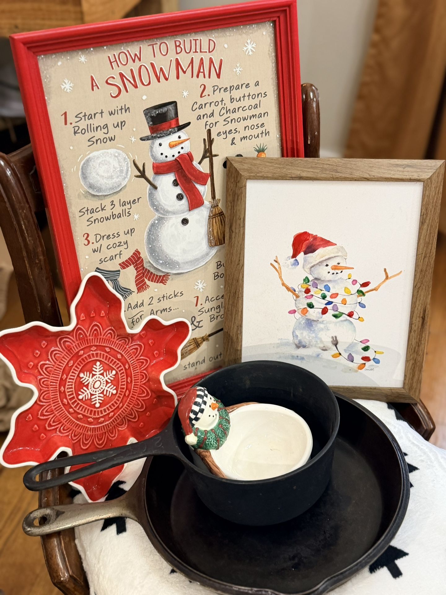 πβ¨ Vintage Cast Iron Skillet & Pot Set β Loaded with Christmas Charm! π
π₯