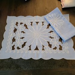 6 Placemats And Napkins 