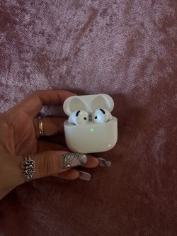 AirPods 4 noise cancellation