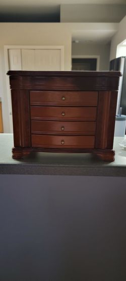 Jewelry box