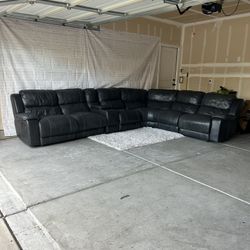 Black Reclining Leather Sectional (Delivery Available)