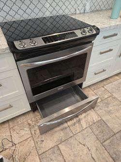 Slide-In Electric Induction Stove/Oven with Range Hood