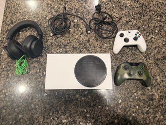 Xbox Series S + 2 Controllers + Headset + Cables