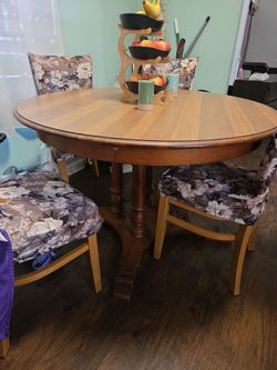 Round dining room table w/ chairs