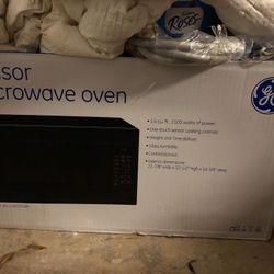 1100 watt black GE microwave oven