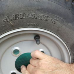 Tengo de esta llantas en venta a 10 dólares cada una están nuevas Las Medidas Son 4.00/4.00.8