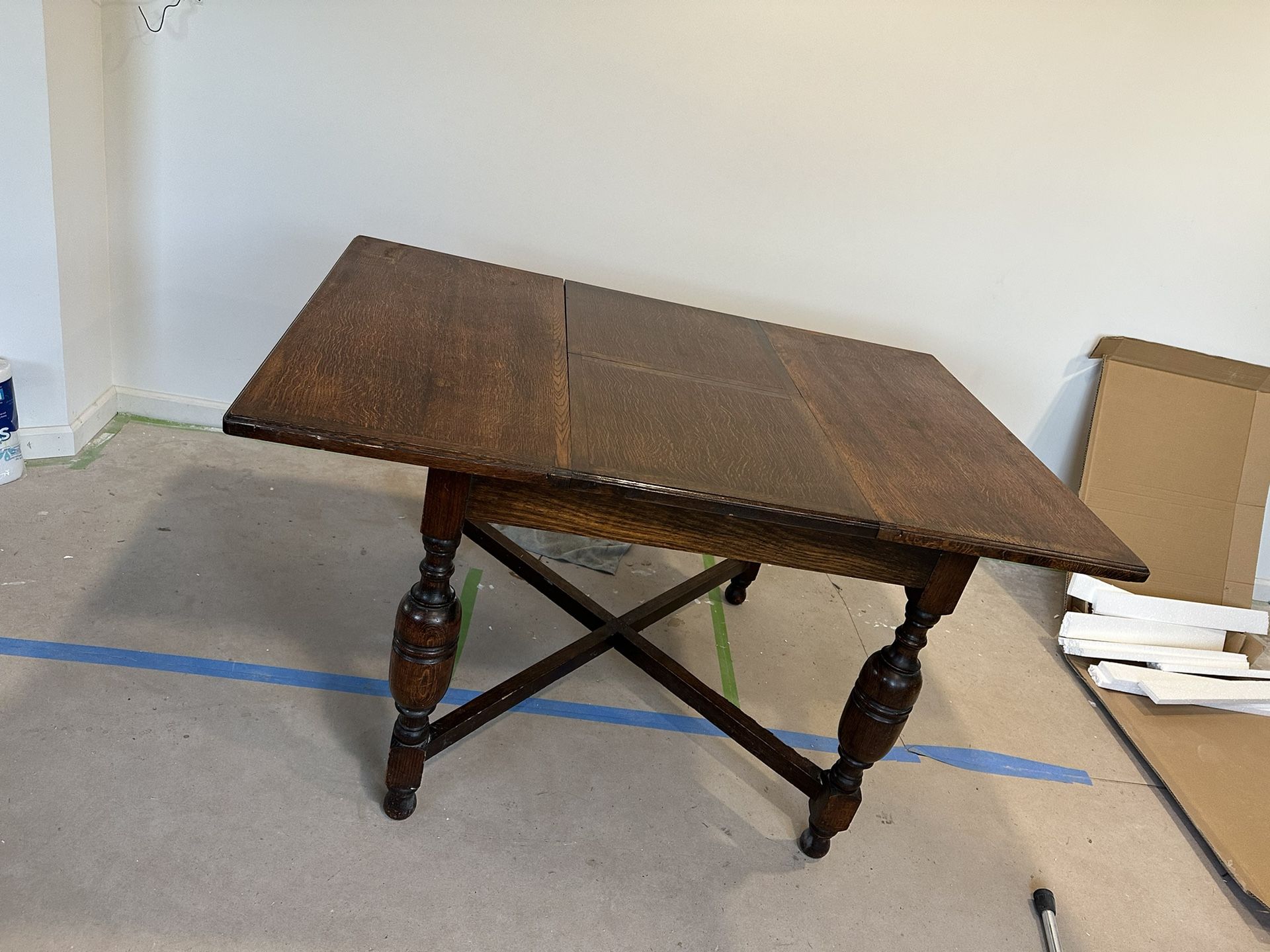 Antique edwardian style table with an expanding leaf 