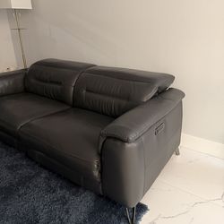 Sofá reclinable en buen estado no se a usado pra ticamete,  costo 1600