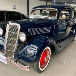 1935 Ford Deluxe Tudor Sedan
