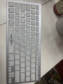 Teclado y stand para poner el teléfono