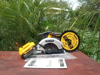 DeWalt 20 v New.  XR  Circular Saw.   6. 1/2".  W/.  Blade    Battery.   5.0.  AH.  Lithium