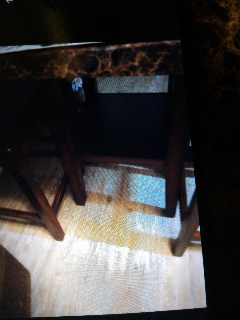 Very Dam Clean Pub Table And Chairs