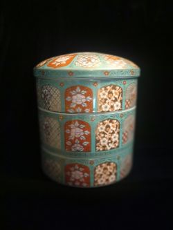 Gold-Lattice Three-Tiered Box