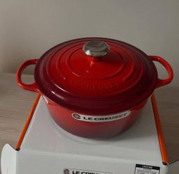 Le Creuset Round Dutch Oven Red