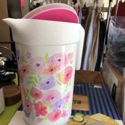 Tupperware Flower & Rose Pitcher W / Lid 