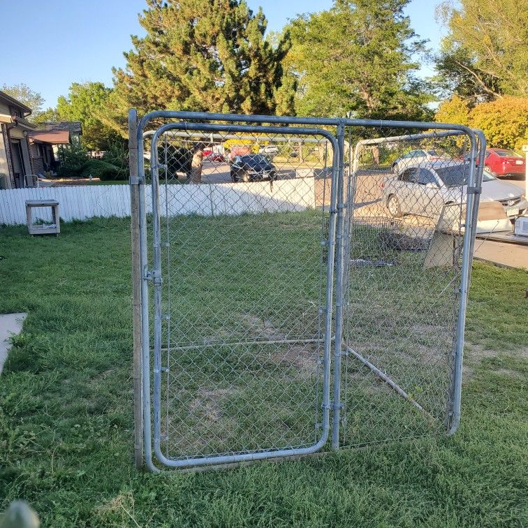 6 X 6 X 6 FOOT DOG KENNEL WITH CLOSING GATE