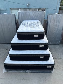 Queen Size Mattress Pillow Top 12"    new Mattress in a plastic sealed