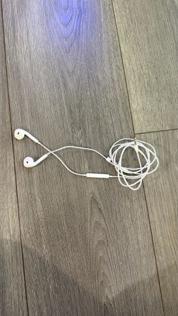 Lightly Used Apple EarPods with 3.5mm Headphone Plug and Inline Controls