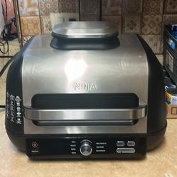 Esta es una parrilla interior y freidora de aire Ninja Foodi AG551. 
