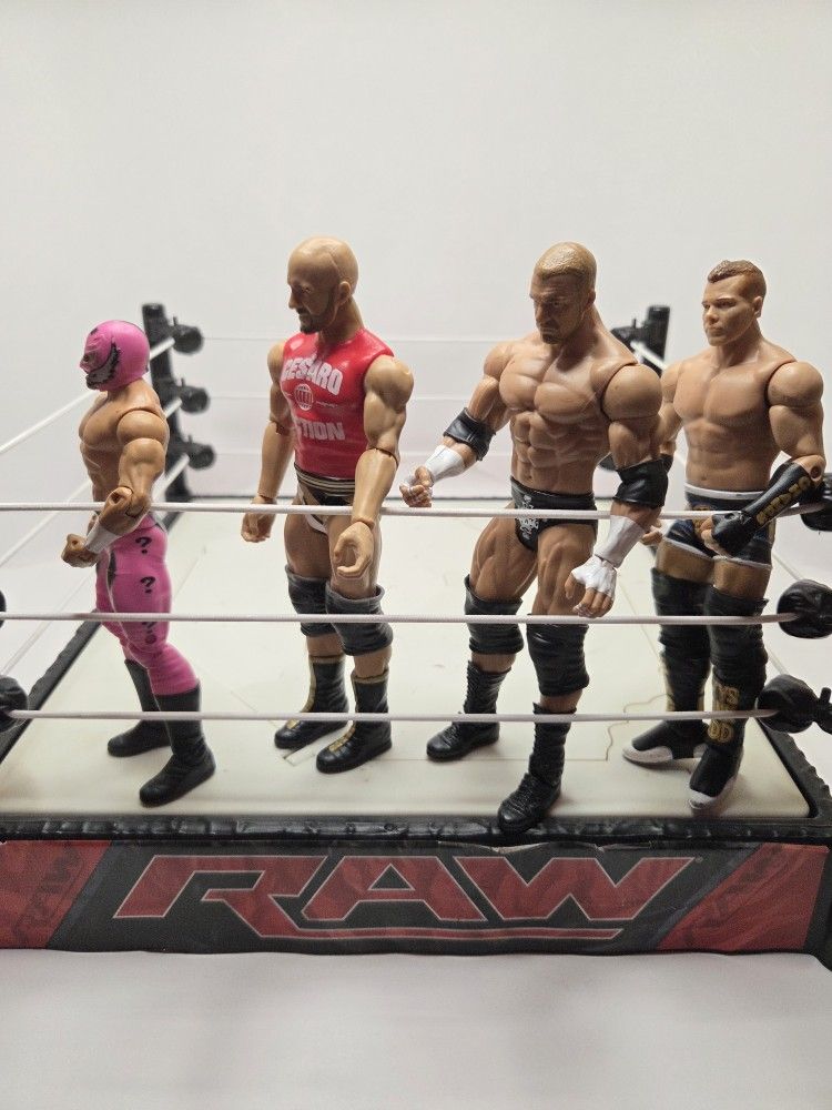 WWE RAW Wrestling Ring w/ 4 Action Figures (Cesaro, Triple H, Tyson Kidd, Rey Mysterio)
