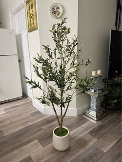 Pretty Artificial plant Olive 🫒 tree 5 ft tall with planter! Brand New