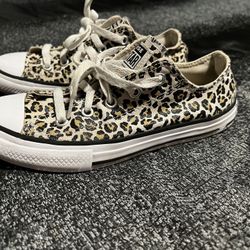 Girls Sz2 Converse Low tops 