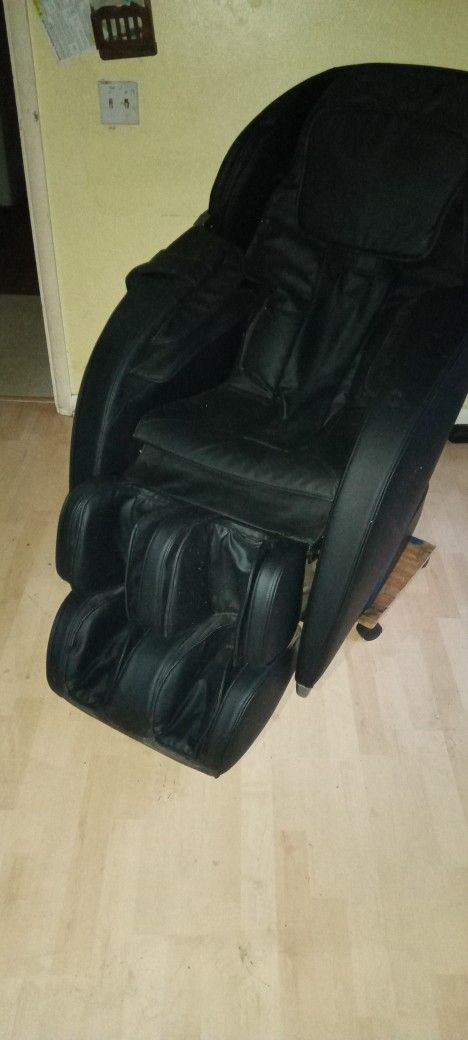 Insignia Full body Massage Chair 699$ Or Best Offer!