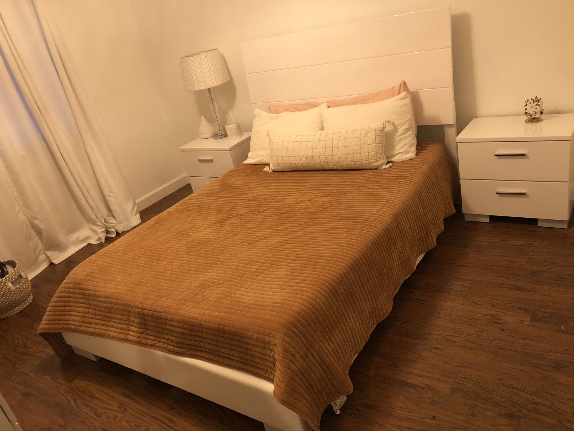Queen Bed/ Set 