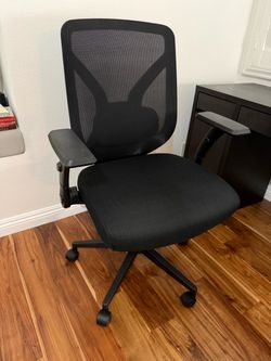 Black Mesh Back Office Chair with Armrests