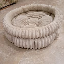 Plush pet bed 24-in diameter Nice condition Cash only please