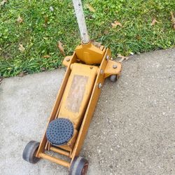 3-Ton hydraulic floor jack, used for lifting vehicles or other heavy loads