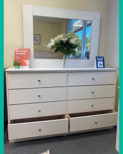 8 drawers dresser/ Eight drawers dresser