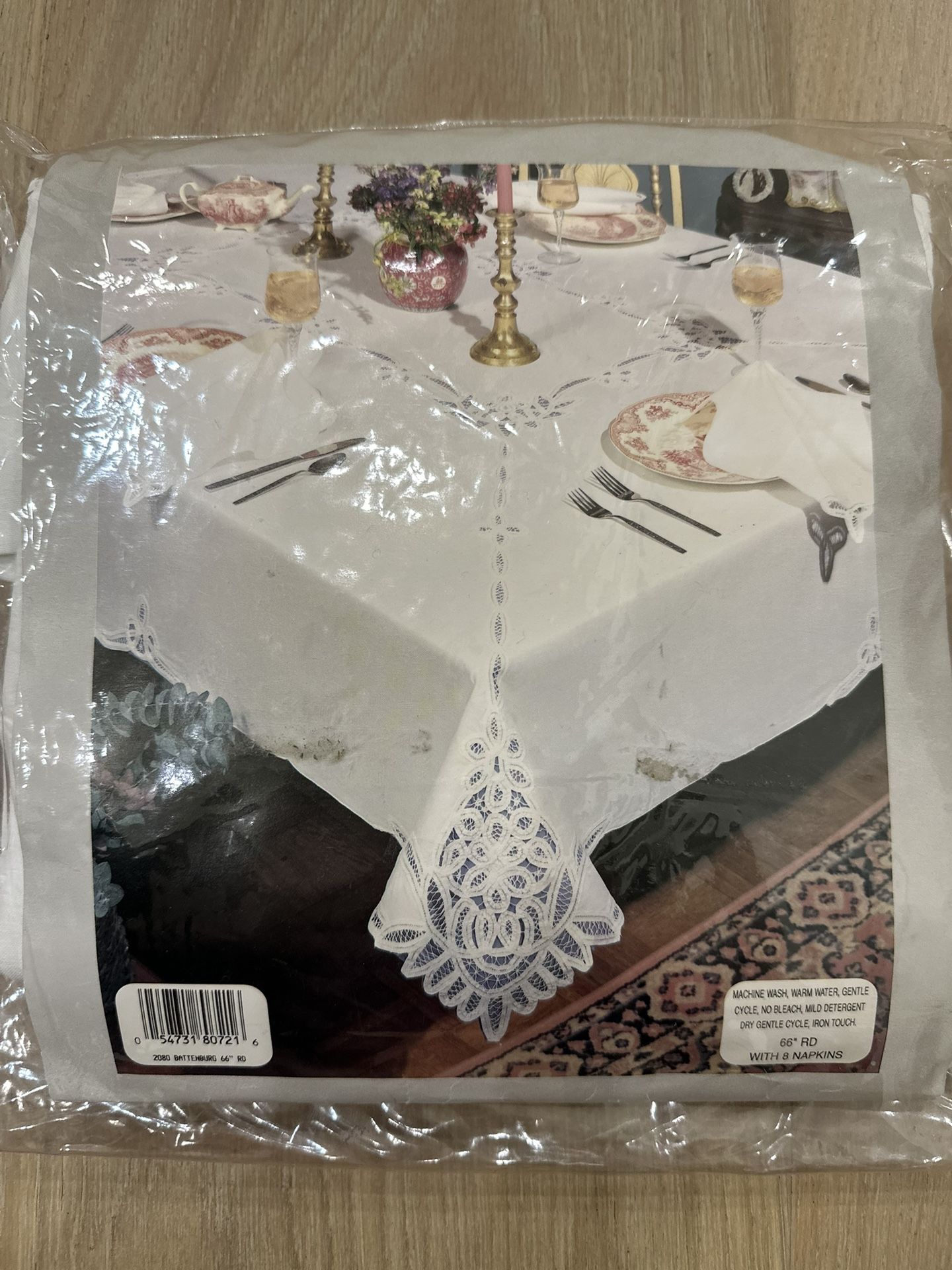 White Tablecloth with 8 Napkins