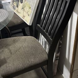 4 Chairs That Are The Same