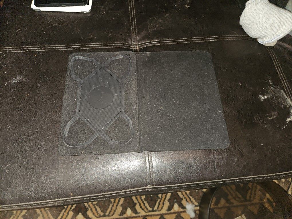 universal tablet case, likely for a 10-inch tablet.