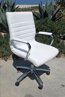 Like New Realspace Modern Comfort Mid-Back Manager Office Desk Chair, White Bonded Leather / Silver