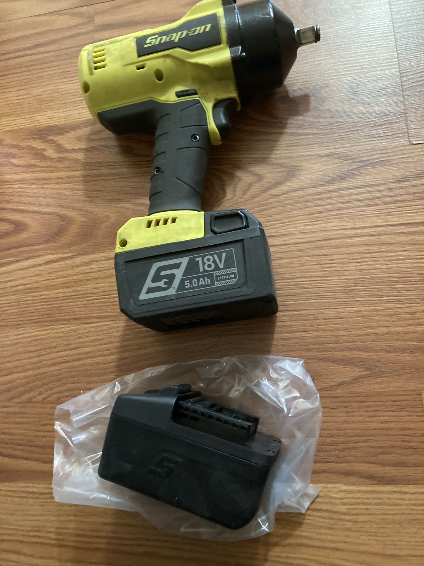 Snap On 1/2 Cordless Gun With 2 Bateries No Charger