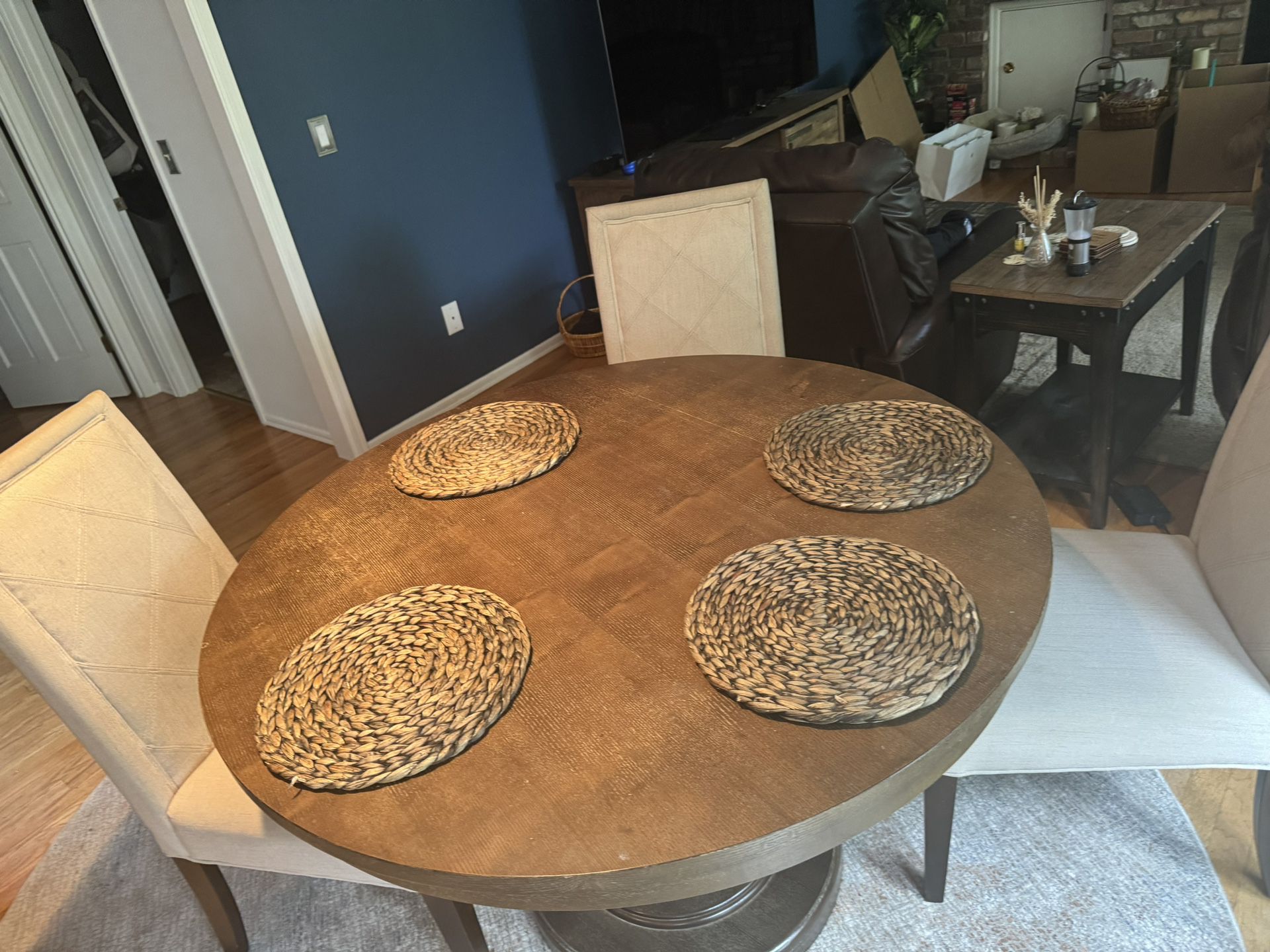 Round Dining Table With 4 Chairs