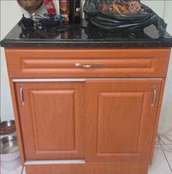 Mueble con granito y gavetas