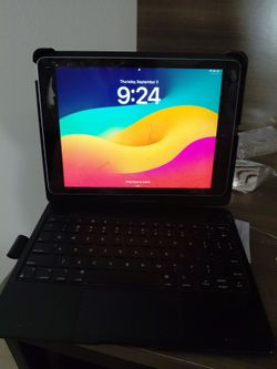 Apple iPad with Keyboard Case – Cracked Screen