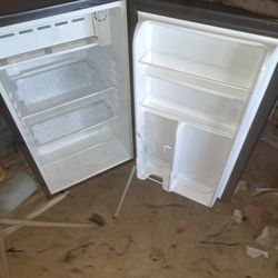 Mini Fridge – Super Clean – Works Perfect